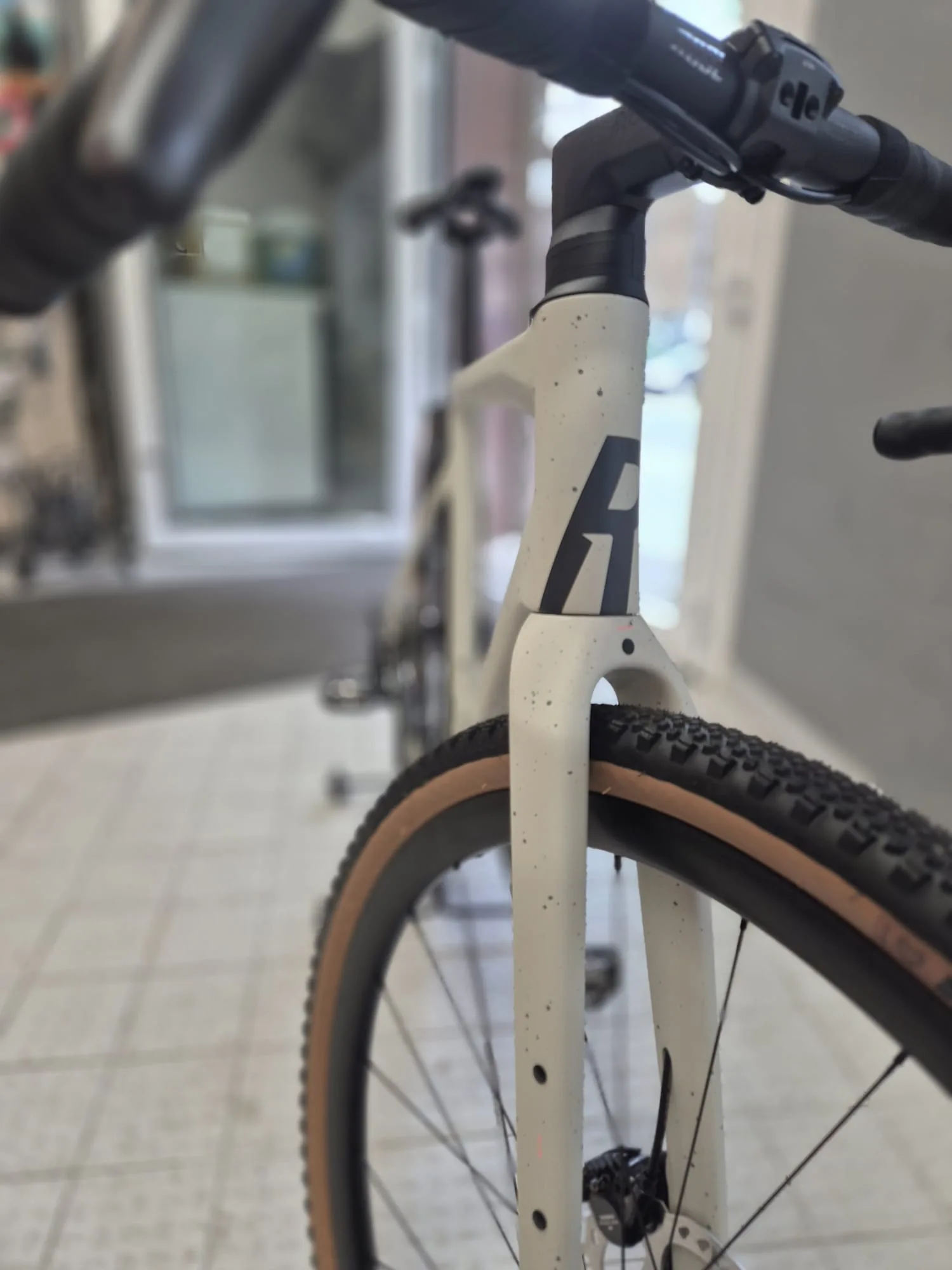 Weißes ROSE-Fahrrad in der Werkstatt von Dein Radius